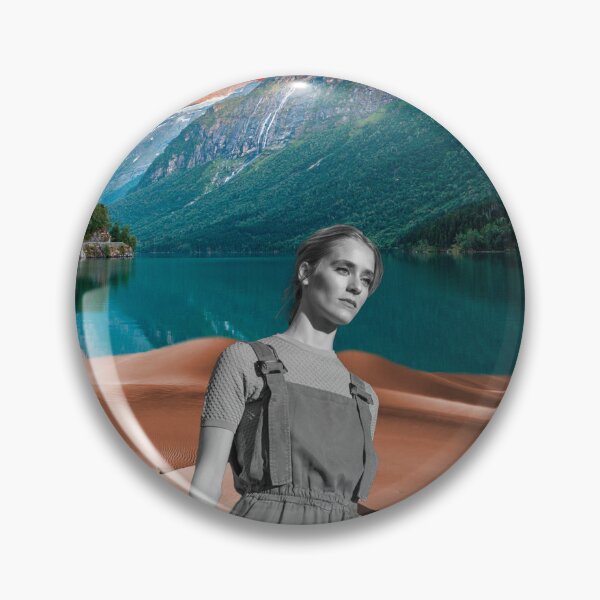 Artikelvorschau, Retro-futuristische Frau in roter Sonnenlandschaft entworfen und verkauft von store52.