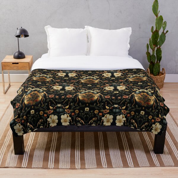 Aperçu de l'œuvre Motif floral botanique gothique vintage de scarabée par Moose Disco créée et vendue par MooseDisco.