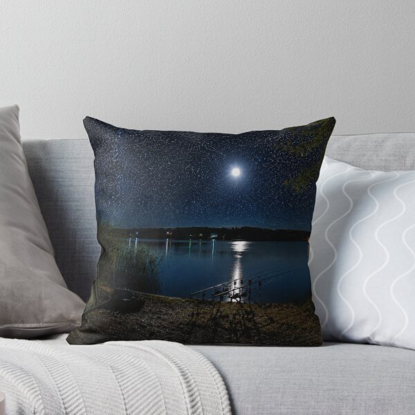 Aperçu de l'œuvre Pêche à la carpe de nuit sous un ciel étoilé - Paysage de la Voie lactée créée et vendue par GeekAnglerStore.