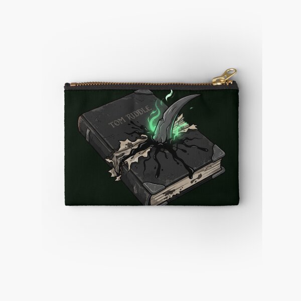 Aperçu de l'œuvre Journal de magie noire percé par une Croc de basilic - Illustration d'un grimoire d'horcruxe enchanté créée et vendue par KreonaTime.