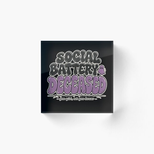 Artikelvorschau, T-Shirt „Soziale Batterie – Verstorben“, Halloween-Humor für Introvertierte entworfen und verkauft von PhylonBoxx.