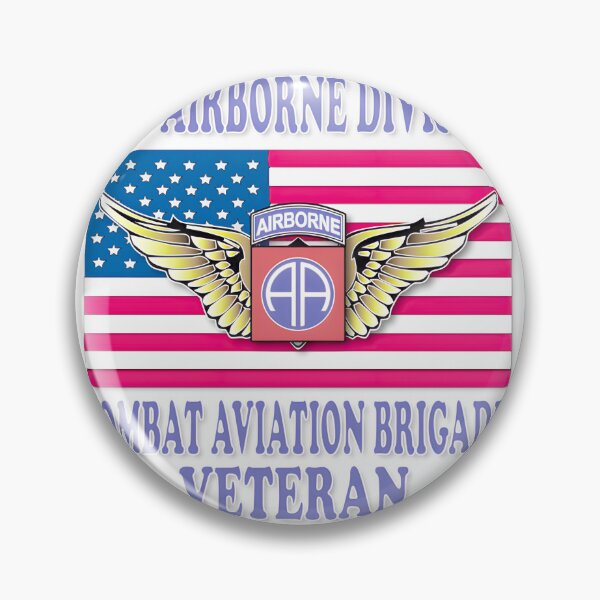 Artikelvorschau, Veteran der 82. Luftlandedivision (Kampfflieger) mit US-Flaggenabzeichen ⭐⭐⭐⭐⭐ entworfen und verkauft von Michelle Mcbride.