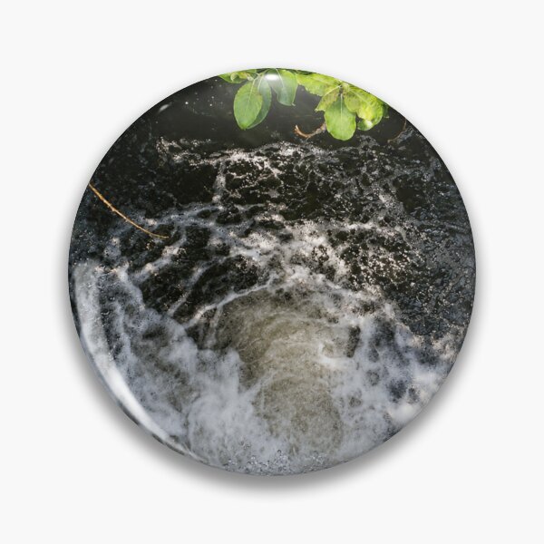 Artikelvorschau, Ein rauschender Wasserfall und leuchtend grüne Blätter über uns entworfen und verkauft von Astute-Artio-Photography.