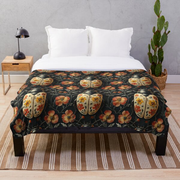 Aperçu de l'œuvre Motif vintage gothique floral coquelicot scarabée par Moose Disco créée et vendue par MooseDisco.