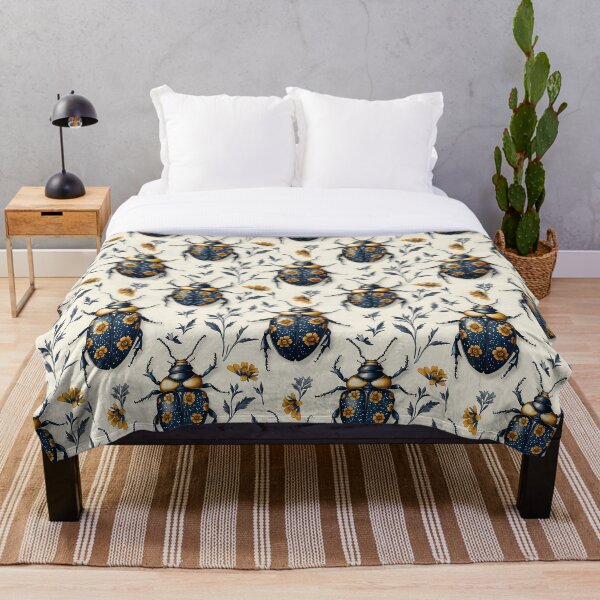 Aperçu de l'œuvre Motif floral scarabée bleu nuit orné vintage par Moose Disco créée et vendue par MooseDisco.