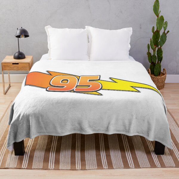 Artikelvorschau, Der strahlende Lightning McQueen 95 im Scheinwerferlicht zieht alle Blicke auf sich. entworfen und verkauft von Malipiknik.