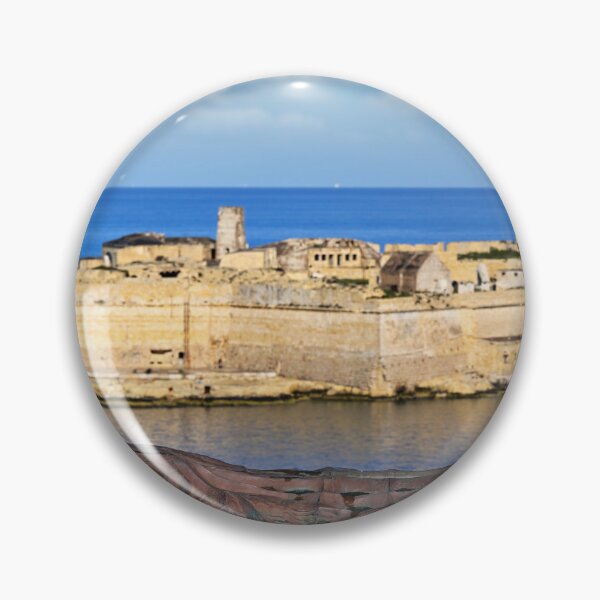 Artikelvorschau, Kriegsdenkmal „Siege Bell“ und Fort Ricasoli gegenüber dem Grand Harbour, Valletta, Malta entworfen und verkauft von goceris.