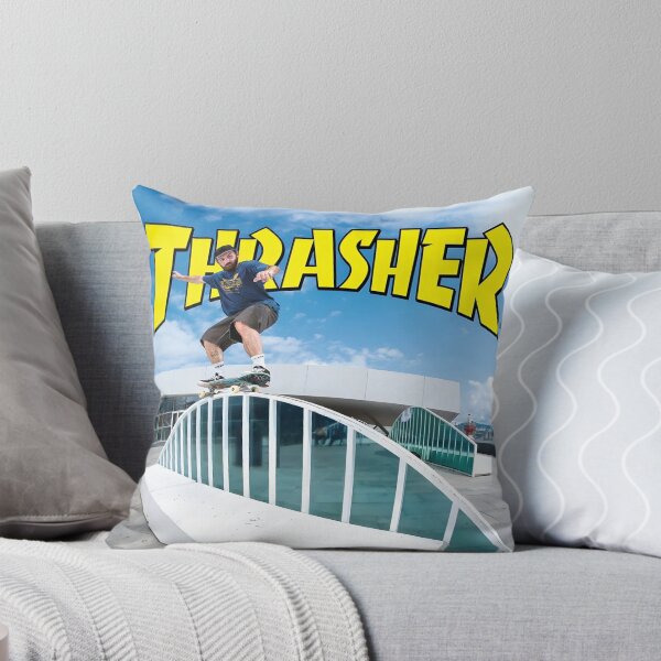 Artikelvorschau, Thrasher Skateboard Skate Design Kunstdruck Poster Wand T-Shirt Weste entworfen und verkauft von Cool Robot Bro..
