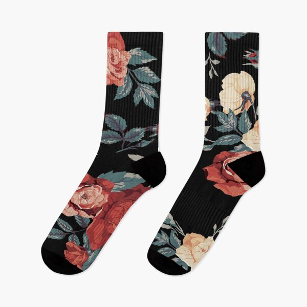 Aperçu de l'œuvre Vintage Peach and Coral Roses Floral Pattern on Black Background créée et vendue par Johnnies.