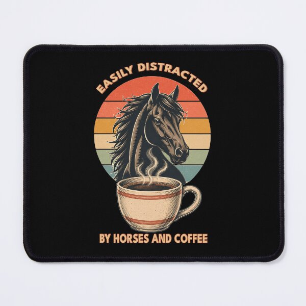 Artikelvorschau, Leicht ablenkbar durch Pferde und Kaffee | Lustiger Pferdeliebhaber | Retro-Sonnenuntergangs-Vintage-Landhausstil-Grafik entworfen und verkauft von Made by Tamar.