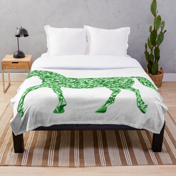 Aperçu de l'œuvre Motif de silhouette triangulaire verte en mosaïque représentant un cheval au trot créée et vendue par DymondDesigns.