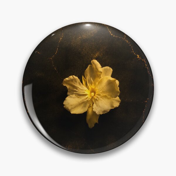 Artikelvorschau, Goldgelbe Blume, dunkle botanische Kunst — HamieStudio | Hamie entworfen und verkauft von HamieStudio.