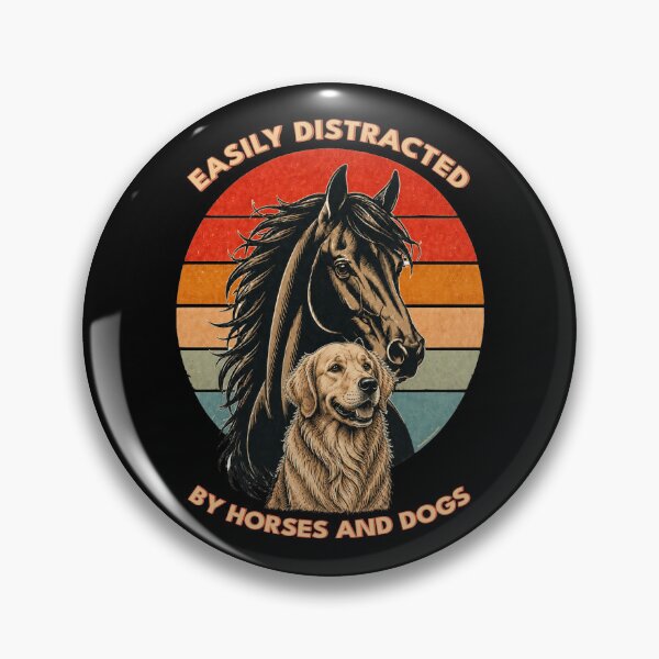 Artikelvorschau, Leicht ablenkbar durch Pferde und Hunde | Golden Retriever | Retro-Sonnenuntergang, Vintage-Landleben-Grafik entworfen und verkauft von Made by Tamar.