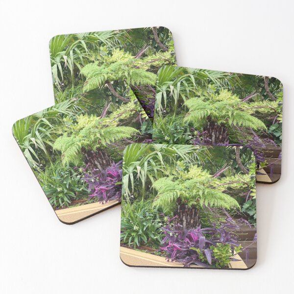 Aperçu de l'œuvre Art des frondes luxuriantes de fougères arborescentes vertes et du feuillage violet foncé de tradescantia créée et vendue par HistoryDesigns.