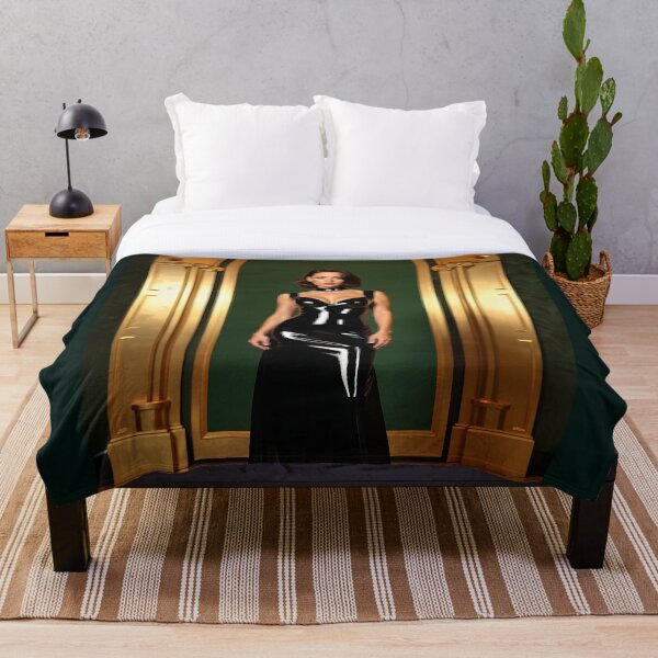 Aperçu de l'œuvre Robe en latex noir – Art mural mode glamour gothique créée et vendue par Magic-Reality.