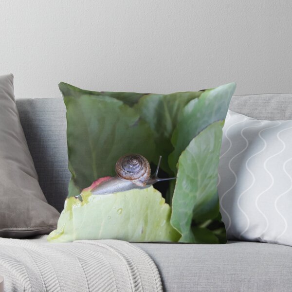Artikelvorschau, Grüne Blätter und die Schnecke im Garten der Villa Elfik. Finnland entworfen und verkauft von LinkFamilyStore.