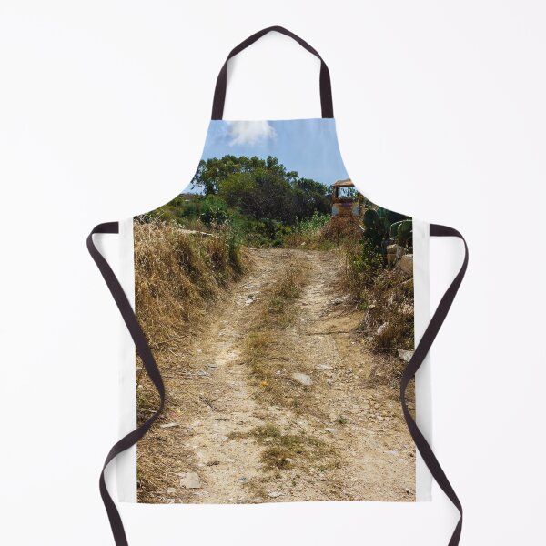 Artikelvorschau, Ländlicher Feldweg führt durch ein trockenes Feld zu einem verlassenen Traktor und mediterranem Buschland entworfen und verkauft von Nmallia.