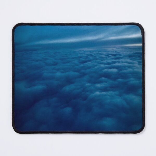 Aperçu de l'œuvre Au-dessus des nuages créée et vendue par SeamouseSnaps.