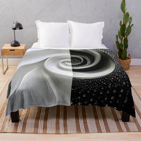 Artikelvorschau, Monochromer Spiralenkontrast in Schwarz und Silber entworfen und verkauft von Vicky Brago-Mitchell®.