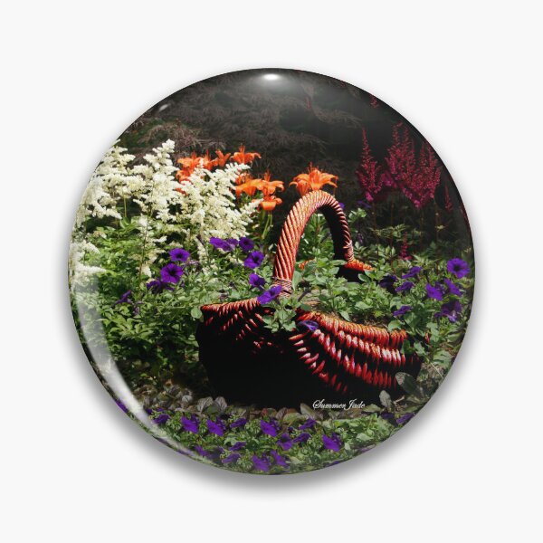 Aperçu de l'œuvre Mon panier de pétunias de jardin créée et vendue par SummerJade.