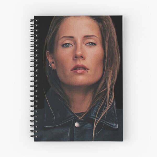 Aperçu de l'œuvre Portrait iconique de Charlotte De Witte en veste de cuir créée et vendue par Vicky021.