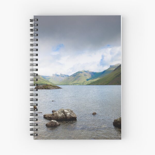 Artikelvorschau, Abwasser in Wasdale im englischen Lake District in Cumbria, England, Großbritannien entworfen und verkauft von John Gilham - Landscape Photography.