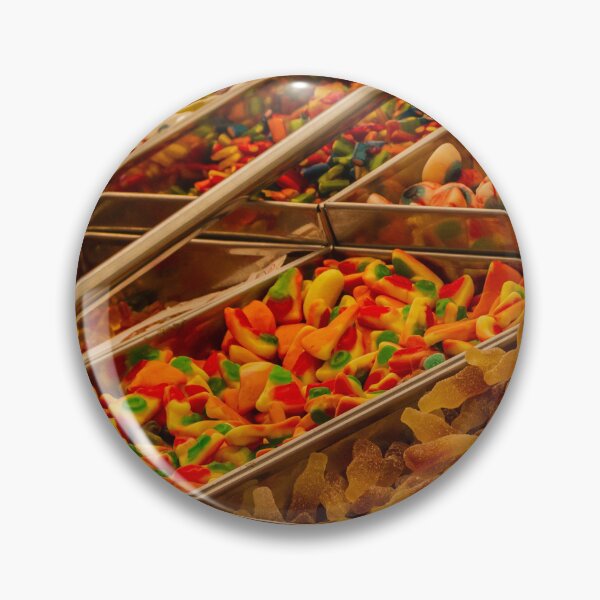 Artikelvorschau, Bunte Auswahl an Fruchtgummis in Metalltabletts mit Schaufel am Süßwarenladen-Tresen entworfen und verkauft von Nmallia.