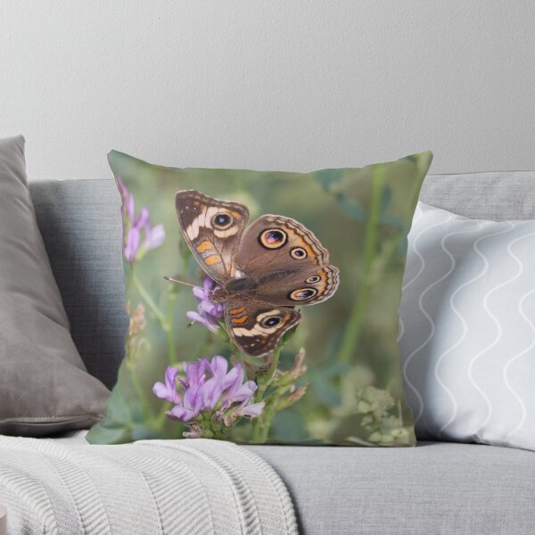 Artikelvorschau, Graue Rosskastanie oder Junonia grisea auf einigen Blüten entworfen und verkauft von WolfRaven Creations.