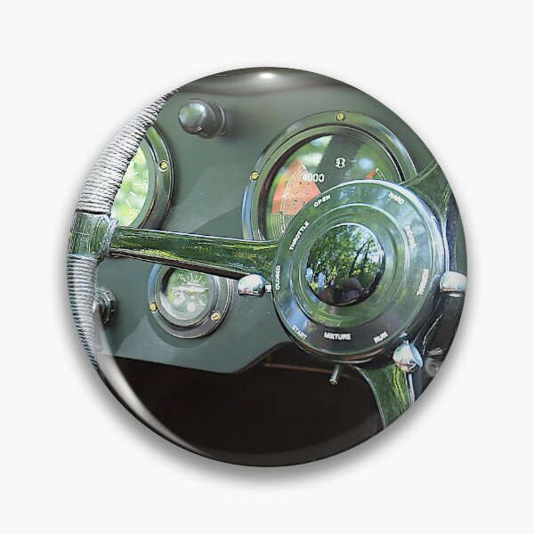 Artikelvorschau, Armaturenbrett eines Bentley Special Mk VI 3/8 von 1949 – Klassischer britischer Rennwagen entworfen und verkauft von Peter Kraaibeek Art Gallery.
