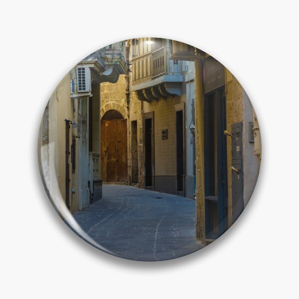 Artikelvorschau, Schmale mediterrane Gasse in der historischen Altstadt mit Steingebäuden, Balkonen und ruhiger Atmosphäre entworfen und verkauft von Nmallia.