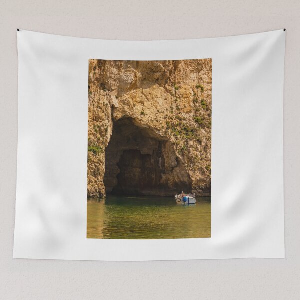 Aperçu de l'œuvre Petit bateau ancré dans une grotte marine au pied d'une falaise calcaire ensoleillée aux reflets verts de l'eau créée et vendue par Nmallia.