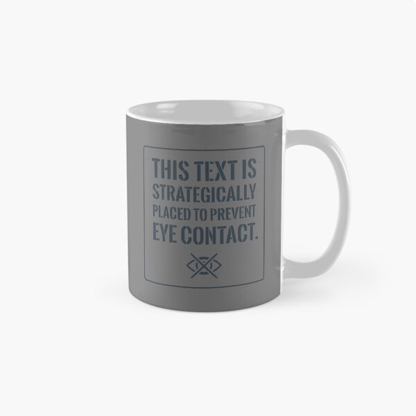 Aperçu de l'œuvre T-shirt humoristique pour introvertis : Texte stratégiquement placé pour éviter le contact visuel (texte gris) créée et vendue par RetroNeon.