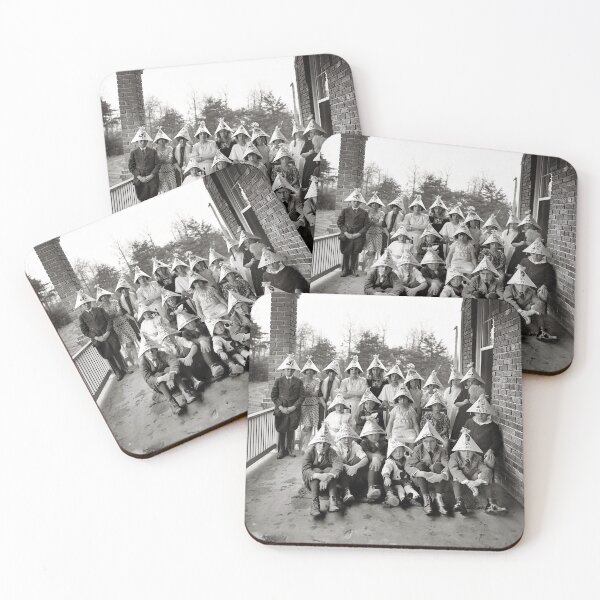Artikelvorschau, Eselsmützengasse, Kinder mit Partyhüten, lustiges, humorvolles Schwarz-Weiß-Vintage-Foto entworfen und verkauft von Astrid Arkhangelsky.