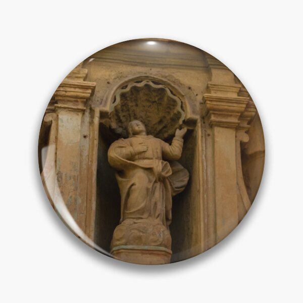 Artikelvorschau, Verwitterte Sandsteinstatue in Kirchennische mit reich verziertem barockem Architekturdetail entworfen und verkauft von Nmallia.