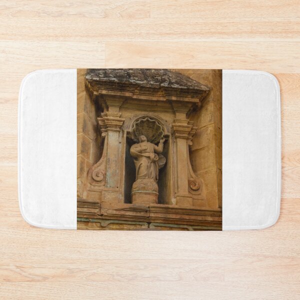 Artikelvorschau, Verwitterte Sandsteinstatue in Kirchennische mit reich verziertem barockem Architekturdetail entworfen und verkauft von Nmallia.