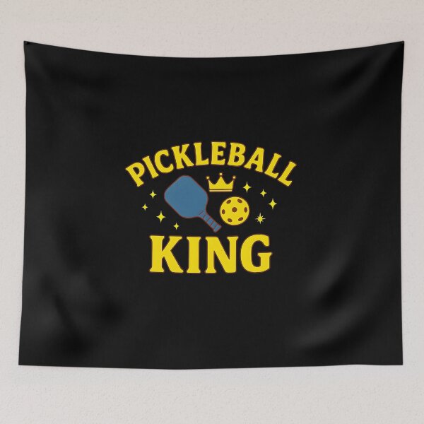 Aperçu de l'œuvre Roi du Pickleball : Couronne de raquettes scintillantes et humour sur les courts de pickleball créée et vendue par Photo-Sphere101.