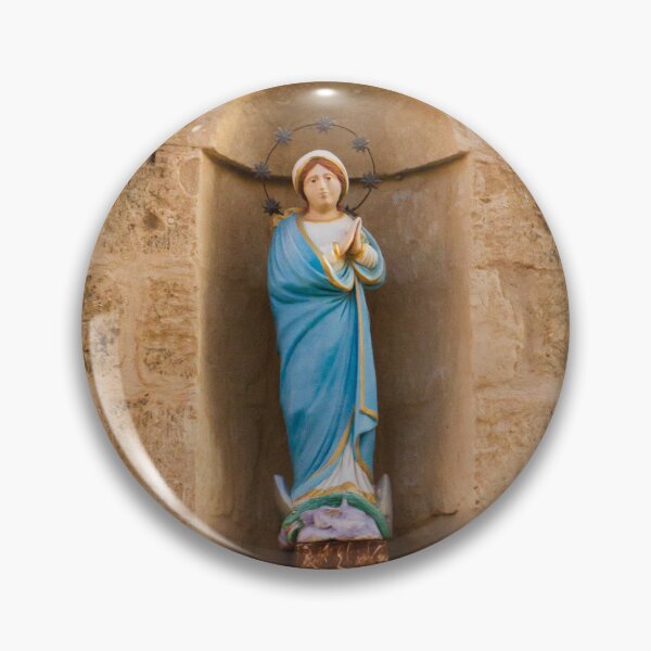 Artikelvorschau, Bemalte Marienstatue in einer Steinnischennische an der Fassade einer historischen katholischen Kirche entworfen und verkauft von Nmallia.