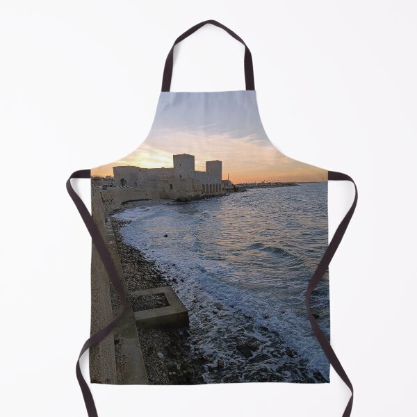 Aperçu de l'œuvre Château de Trani au coucher du soleil - L'heure dorée sur la mer Adriatique créée et vendue par EpicVistas.