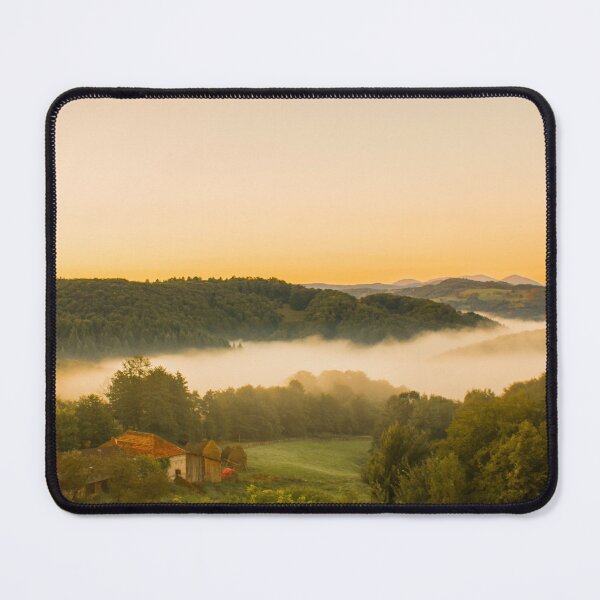 Artikelvorschau, Morgennebel über den Hügeln entworfen und verkauft von gabormedve.