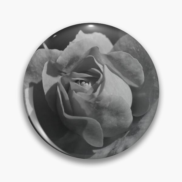 Artikelvorschau, Samtig-monotone Rosenblüten entworfen und verkauft von GwenethPaulie.