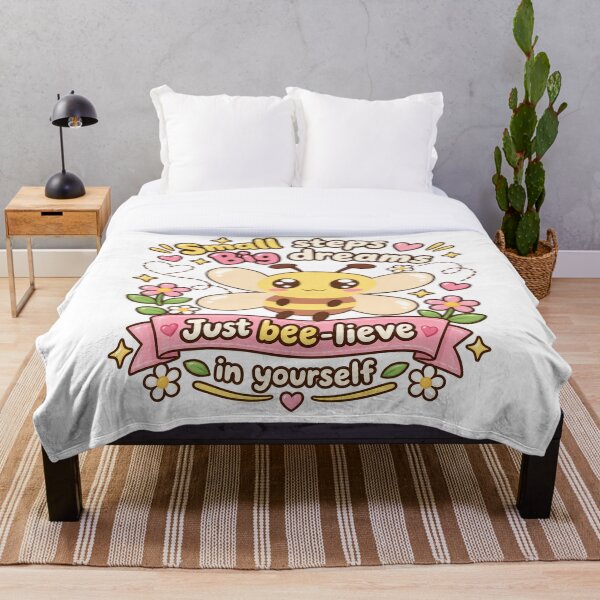 Artikelvorschau, Niedliche Biene: Glaube an dich selbst – Kleine Schritte, große Träume – Kawaii-Motivationsdesign entworfen und verkauft von MathuraPresent.