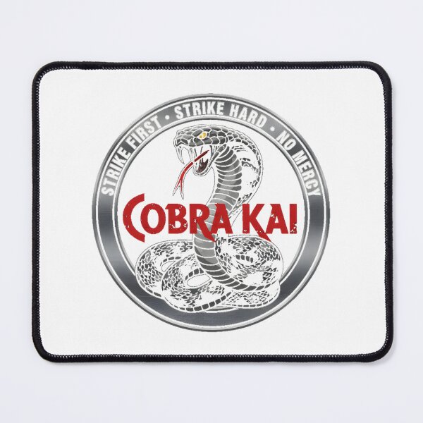 Aperçu de l'œuvre Dojo rétro Strike First No Mercy Arts martiaux Design Cobra | Meilleur achat créée et vendue par Janosh.