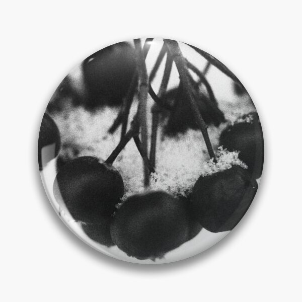 Artikelvorschau, Monochrome, schneebedeckte Apfelbeeren im Winter entworfen und verkauft von CarreeTrista.