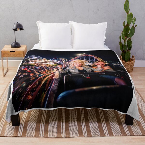 Aperçu de l'œuvre Dolly Parton Portrait Riding The Roller Coaster créée et vendue par Home Decor Art.
