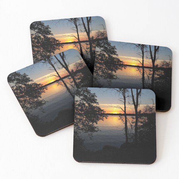 Artikelvorschau, Goldener See, Sonnenuntergang, Silhouette der Bäume am Horizont entworfen und verkauft von Adventure Ambience Studio.