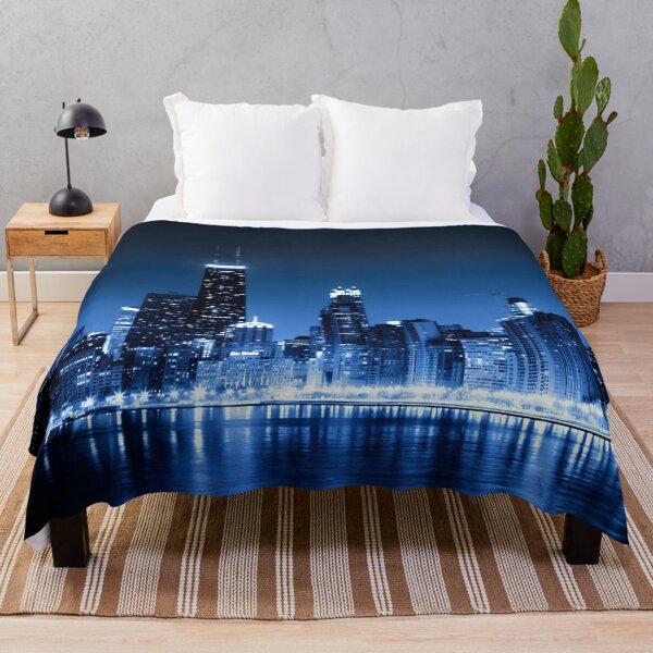 Artikelvorschau, Chicagoer Skyline bei Nacht – Blaue Stadtlichter entworfen und verkauft von DigiDesigns702.