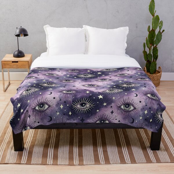 Aperçu de l'œuvre Motif d'yeux mystiques, de constellations et de lunes dans un ciel violet créée et vendue par Pattique.