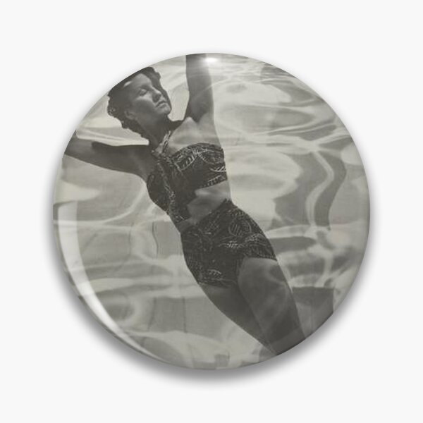 Aperçu de l'œuvre Piscine pour filles créée et vendue par jaqmusicoo.