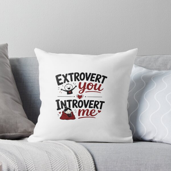 Aperçu de l'œuvre Extraverti(e), toi introverti(e), moi – Un couple dont les contraires s'attirent créée et vendue par Lovestickerco.