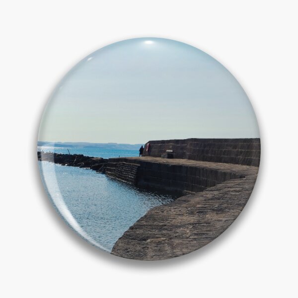 Artikelvorschau, Die historische Cobb Harbour Wall mit Blick auf die Lyme Bay bei Lyme Regis, Dorset entworfen und verkauft von Dorset Girl.
